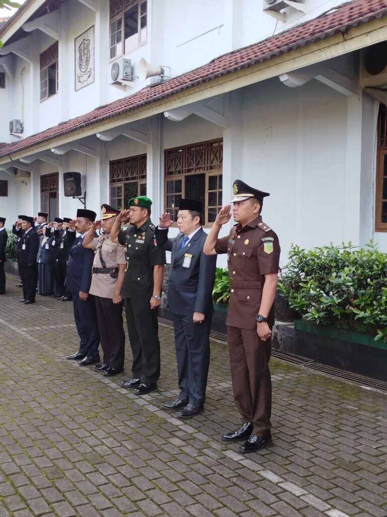 Wakil Ketua Pengadilan Negeri Banjarnegara menghadiri Upacara Peringatan ke-118 Hari Kebangkitan Nasional Tahun 2026  di halaman Kantor Bupati Banjarnegara
